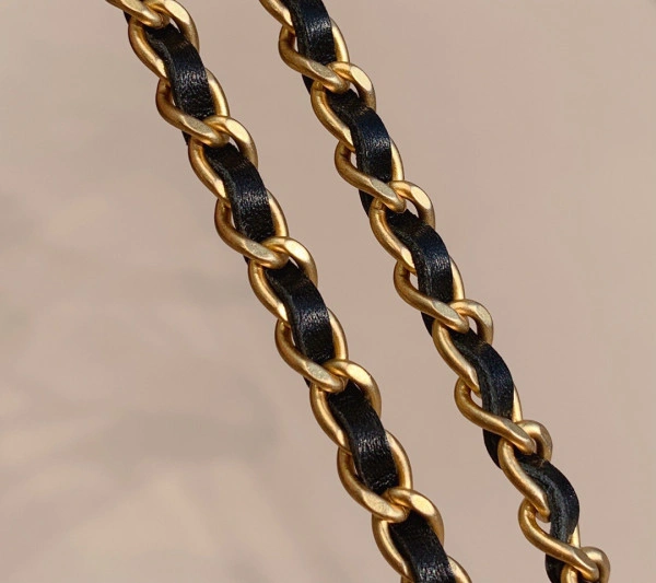 CHANEL PHONE HOLDER WITH CHAIN UrbanStyle 550 - Image 15