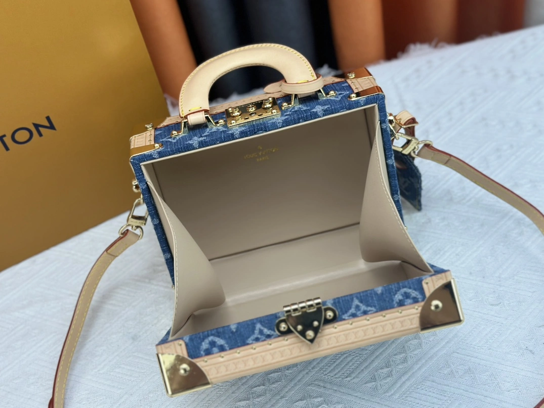 Affordable 7849 Louis Vuitton AAA Quality Messenger Bags For Women - Image 8