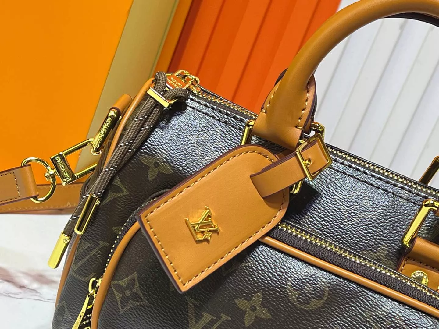 Breathable 9659 Louis Vuitton AAA Quality Handbags For Women - Image 5