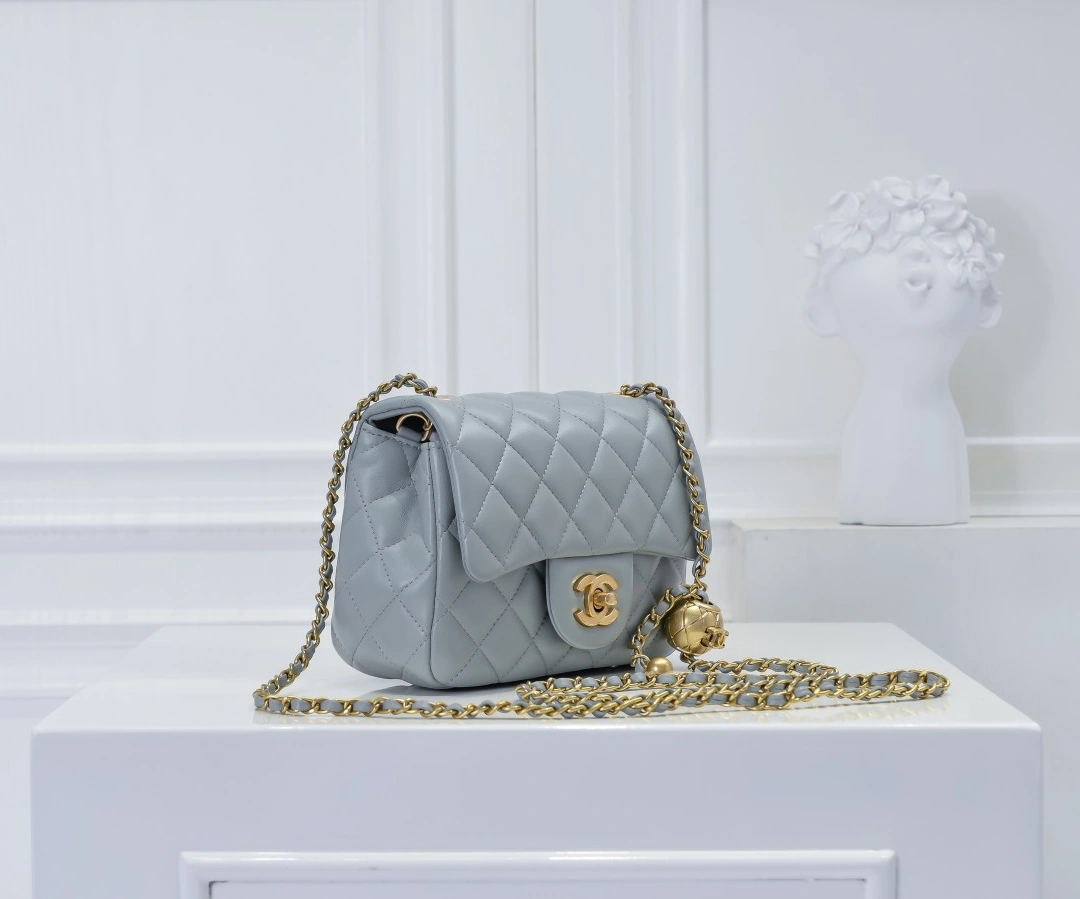 Chanel AAA Quality Messenger Bags For Women Sleek 2161