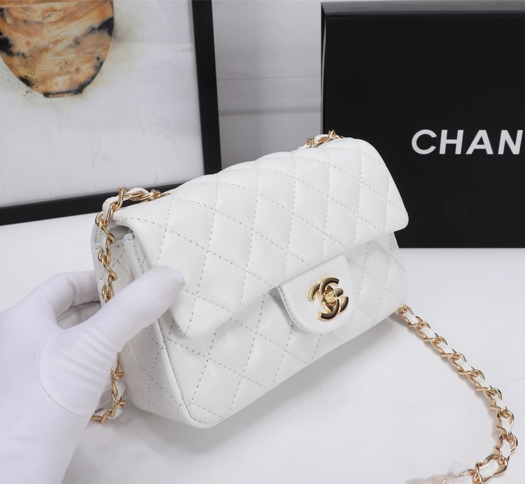 Chanel AAA Quality Messenger Bags For Women Sleek 4540