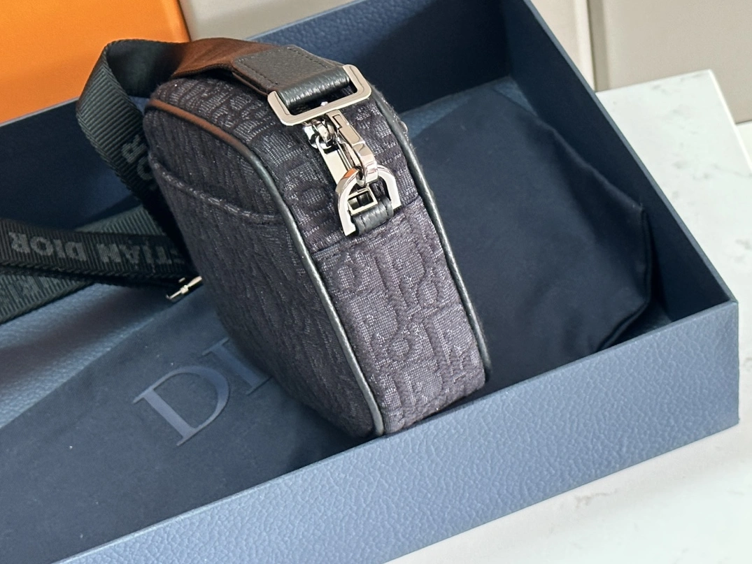 Christian Dior AAA Man Messenger Bags Elegant 3933 - Image 3