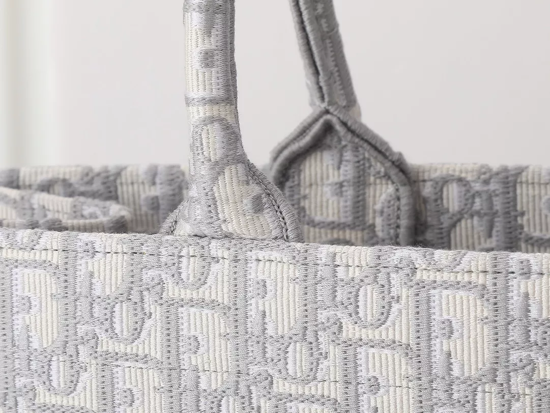 Christian Dior AAA Quality Tote-Handbags For Women Breathable 5061 - Image 5