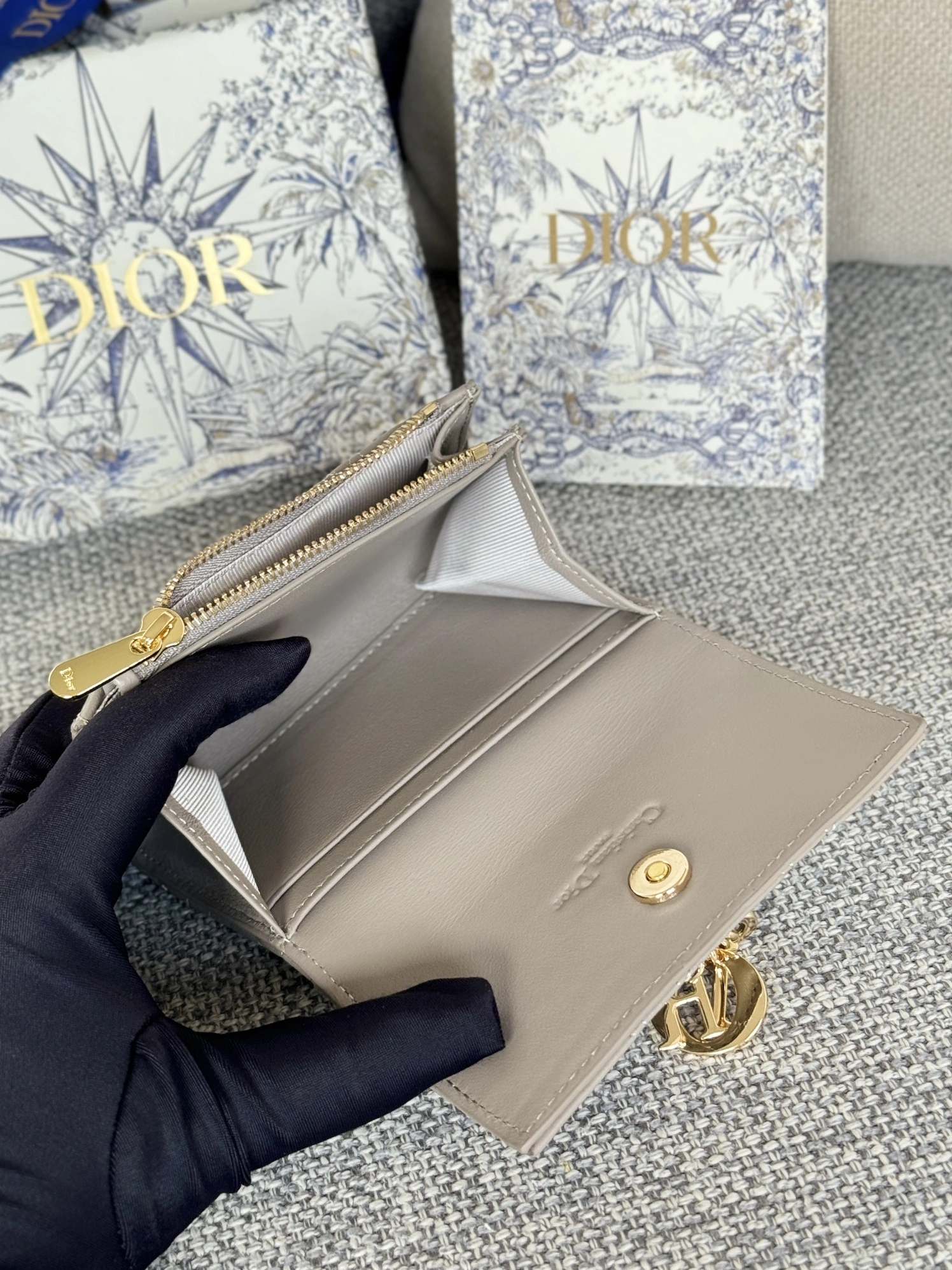 Christian Dior AAA Wallets For Women ModernLook 7068 - Image 4
