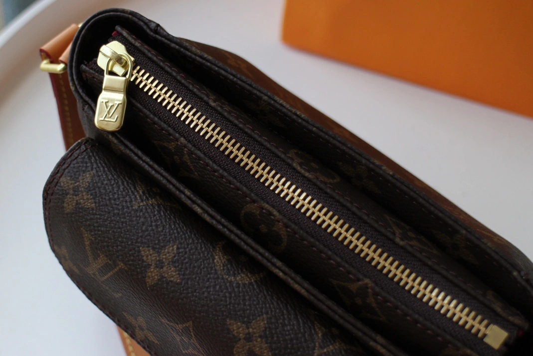 Comfortable 5814 Louis Vuitton AAA Quality Messenger Bags For Women - Image 4