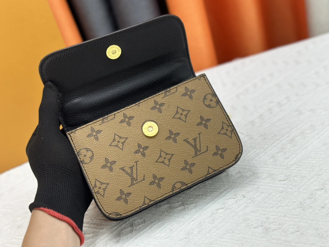 Durable 1952 Louis Vuitton AAA Quality Messenger Bags For Women - Image 6