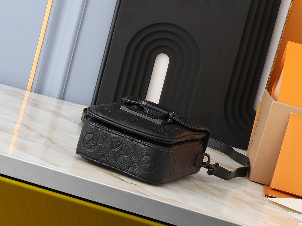 EasyMatch 1113 Louis Vuitton AAA Quality Messenger Bags For Unisex - Image 3