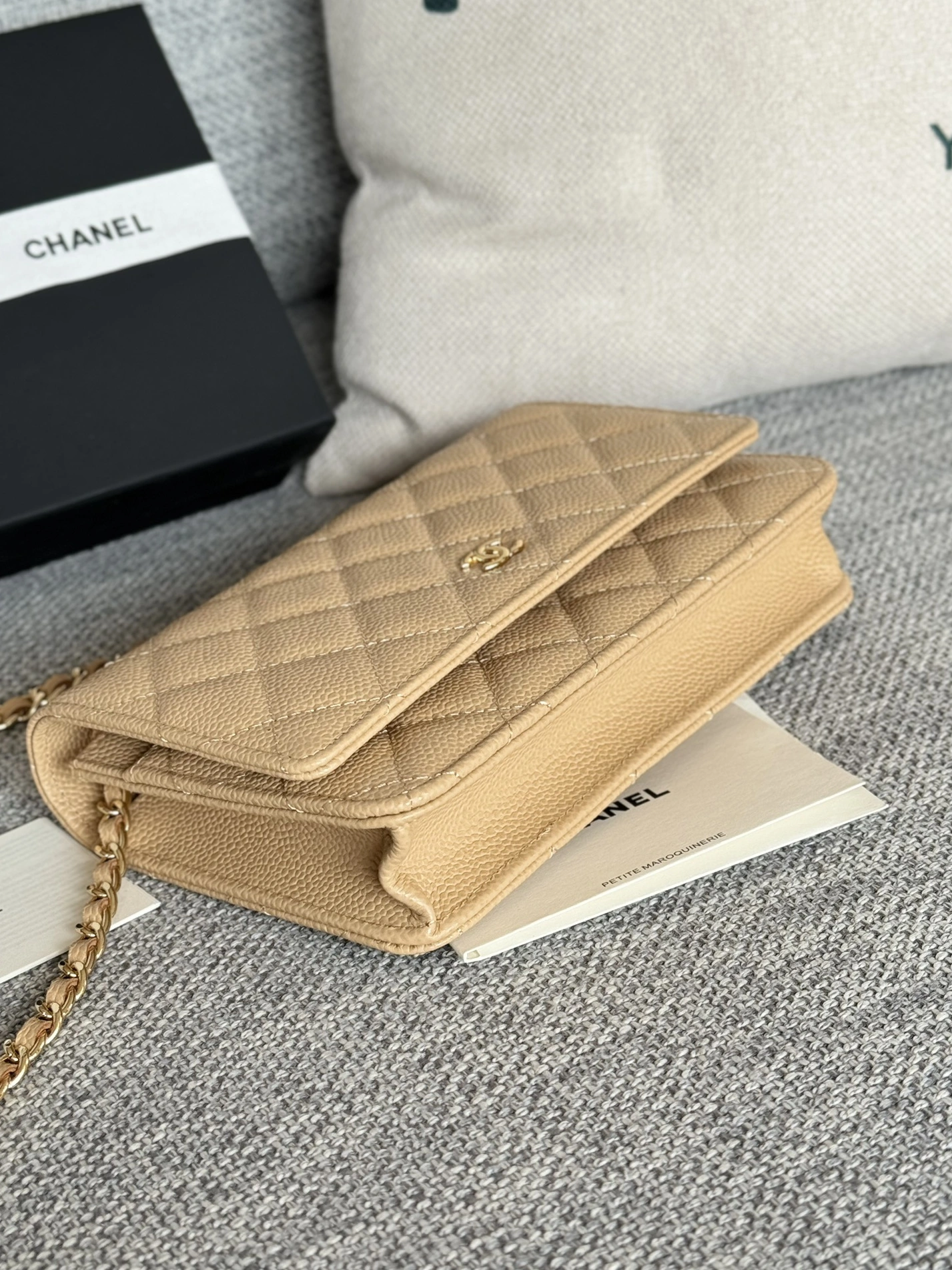 Fashionable 2800 Chanel AAA Quality Messenger Bags In Gold For Women - Image 3