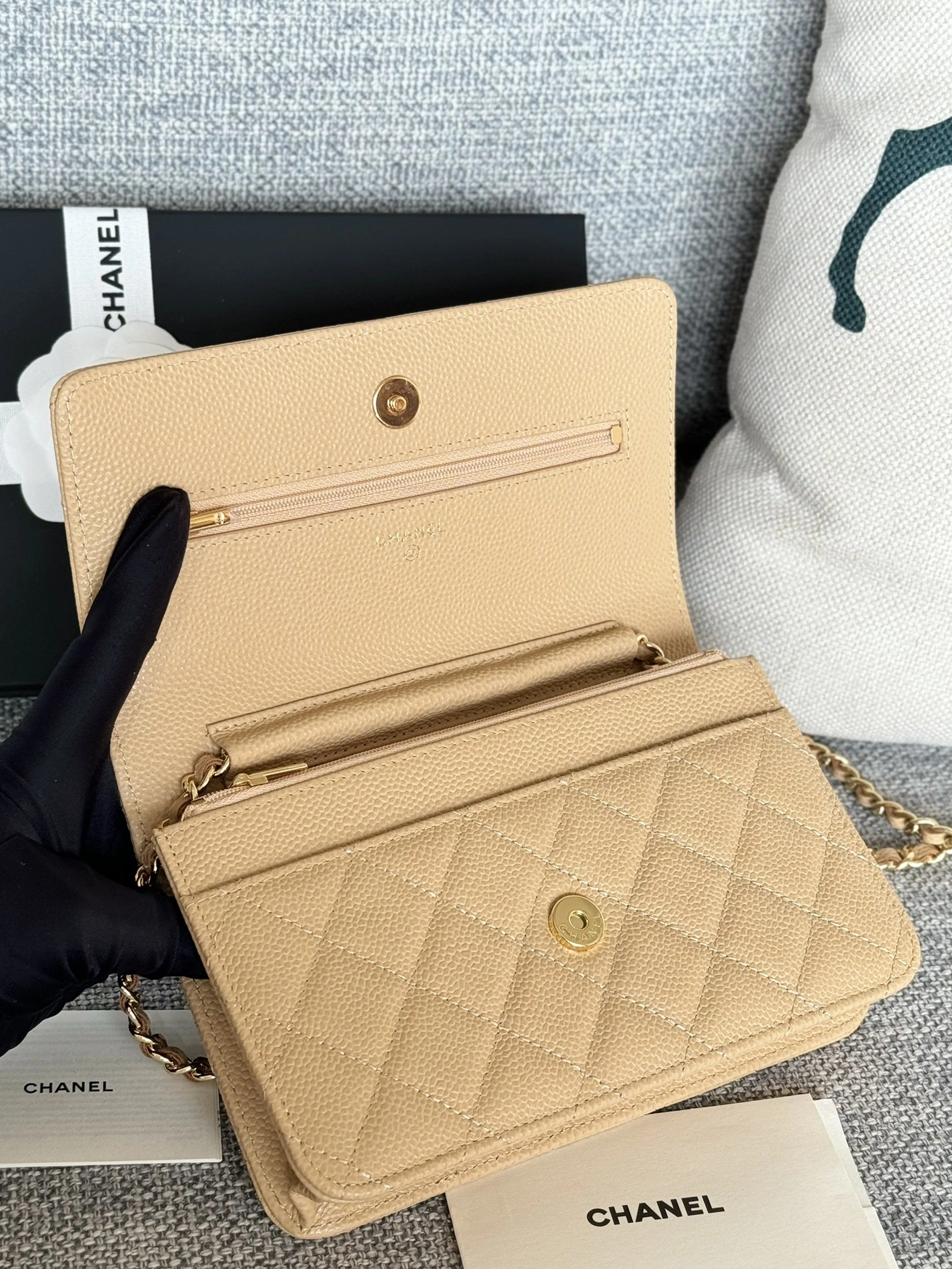 Fashionable 2800 Chanel AAA Quality Messenger Bags In Gold For Women - Image 5