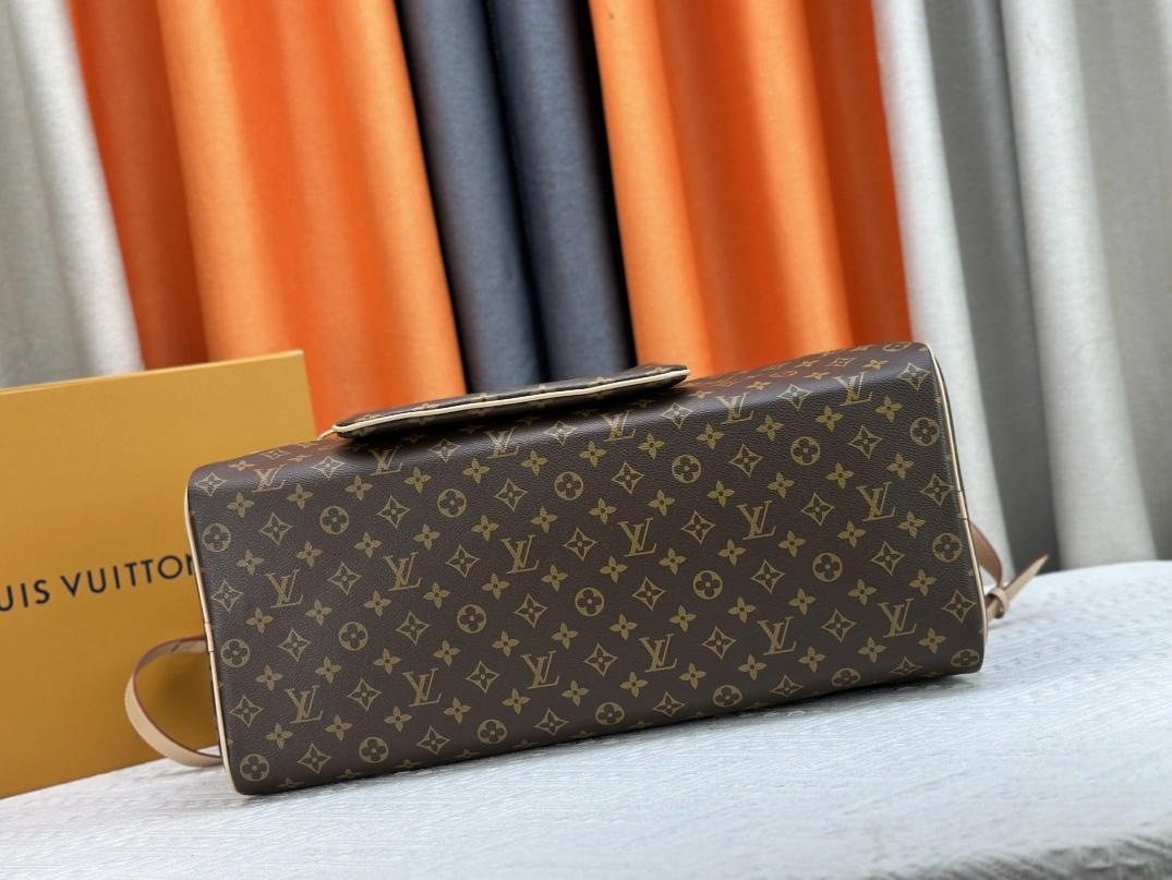 Flexible 2696 Louis Vuitton Travel Bags - Image 5