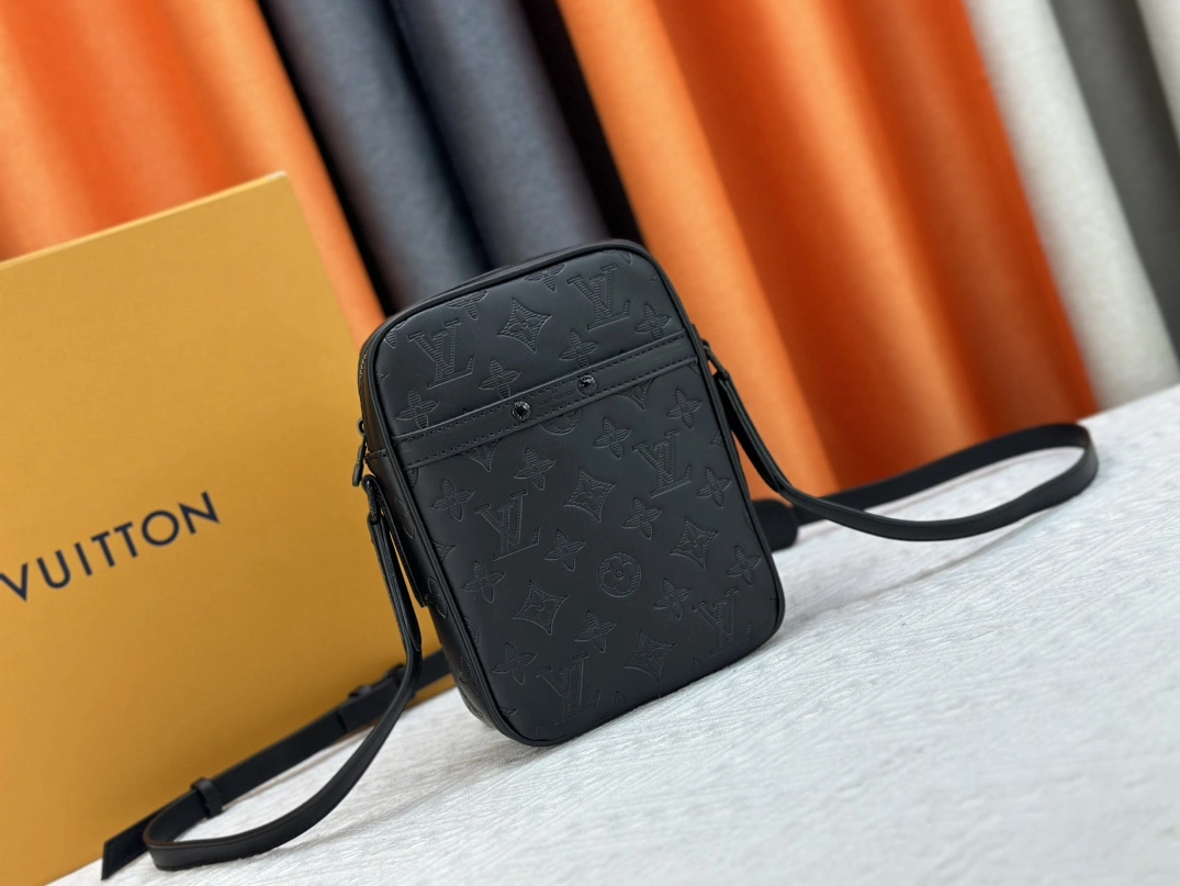 Flexible 6543 Louis Vuitton AAA Quality Messenger Bags For Unisex