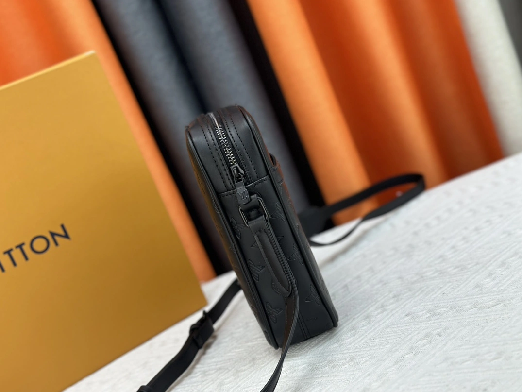 Flexible 6543 Louis Vuitton AAA Quality Messenger Bags For Unisex - Image 3