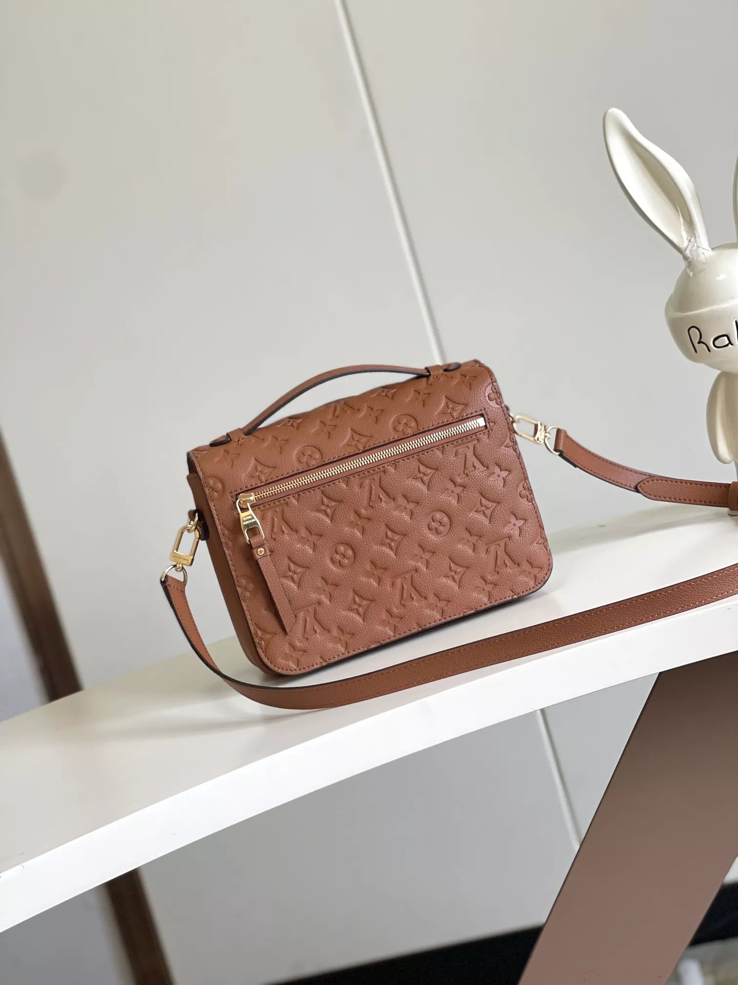 GoAnywhere 7028 Louis Vuitton AAA Quality Messenger Bags For Women - Image 3