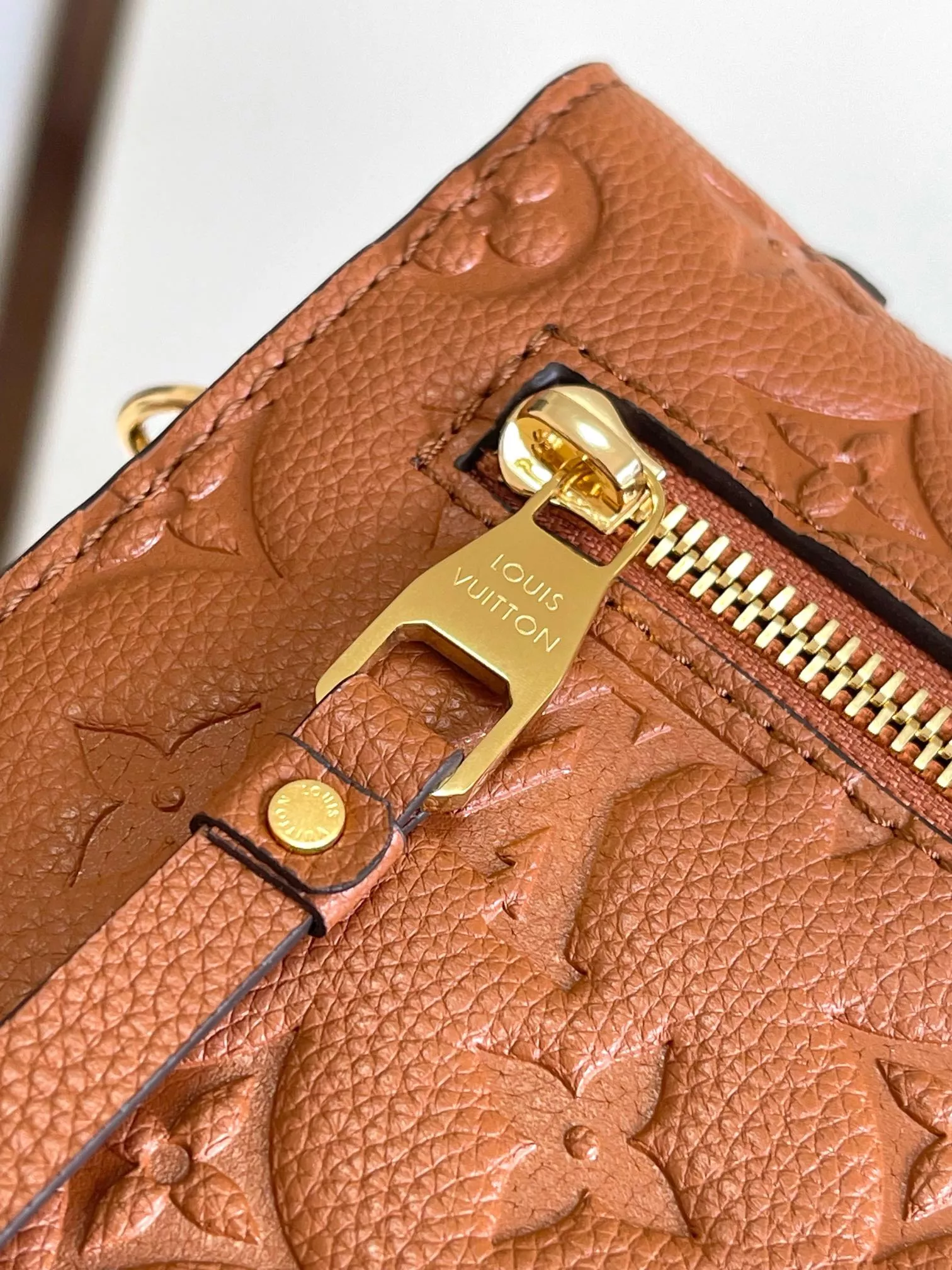 GoAnywhere 7028 Louis Vuitton AAA Quality Messenger Bags For Women - Image 7