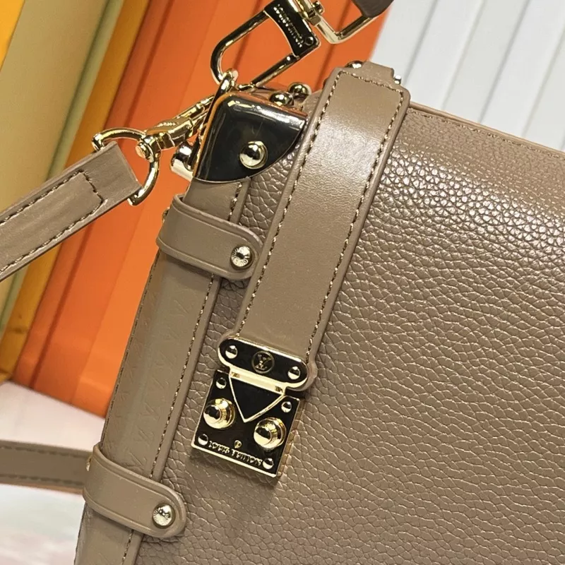 Lightweight 3866 Louis Vuitton AAA Quality Messenger Bags For Women - Image 4