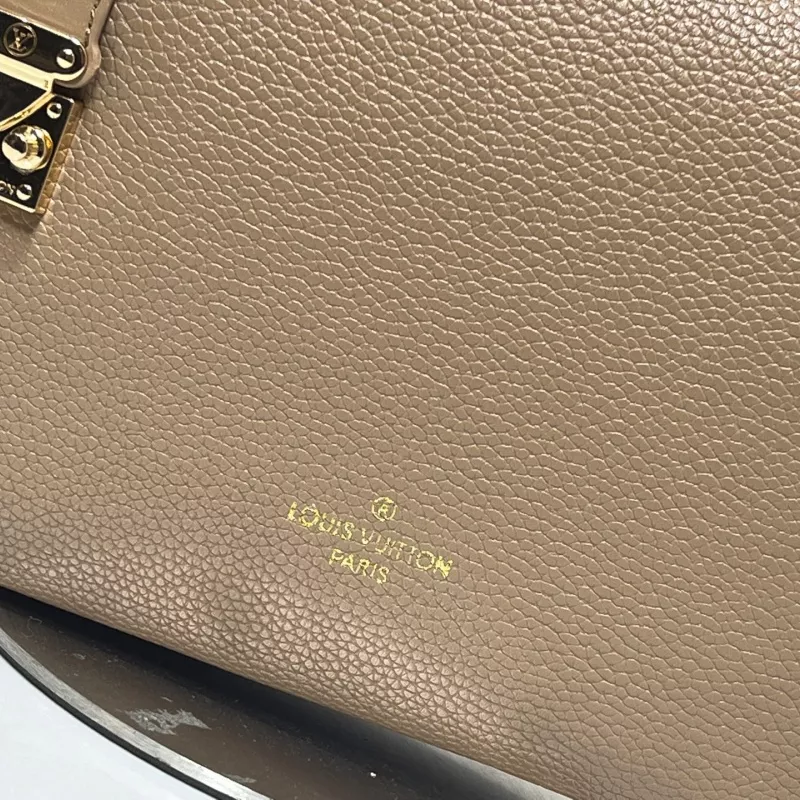 Lightweight 3866 Louis Vuitton AAA Quality Messenger Bags For Women - Image 5