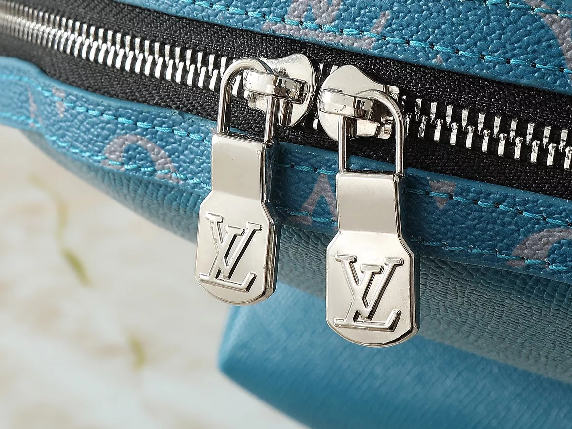 Lightweight 570 Louis Vuitton AAA Quality Backpacks For Women - Image 7