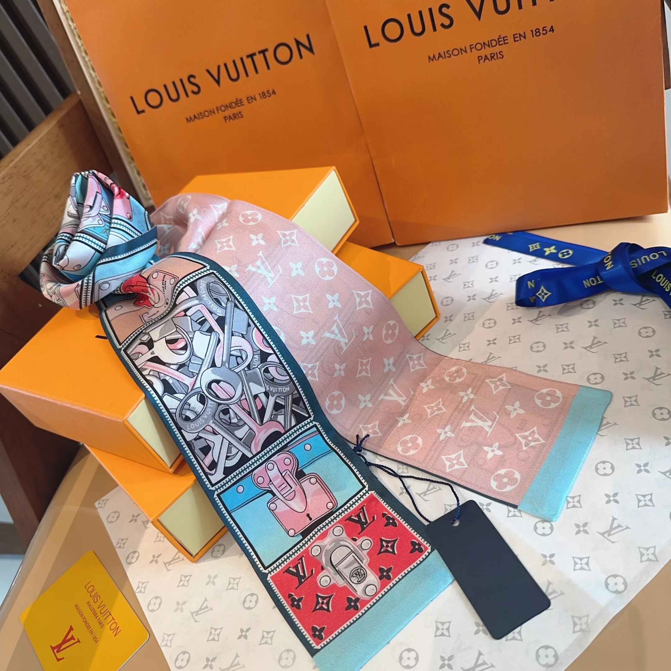 Lightweight 9518 Louis Vuitton Silk Scarf
