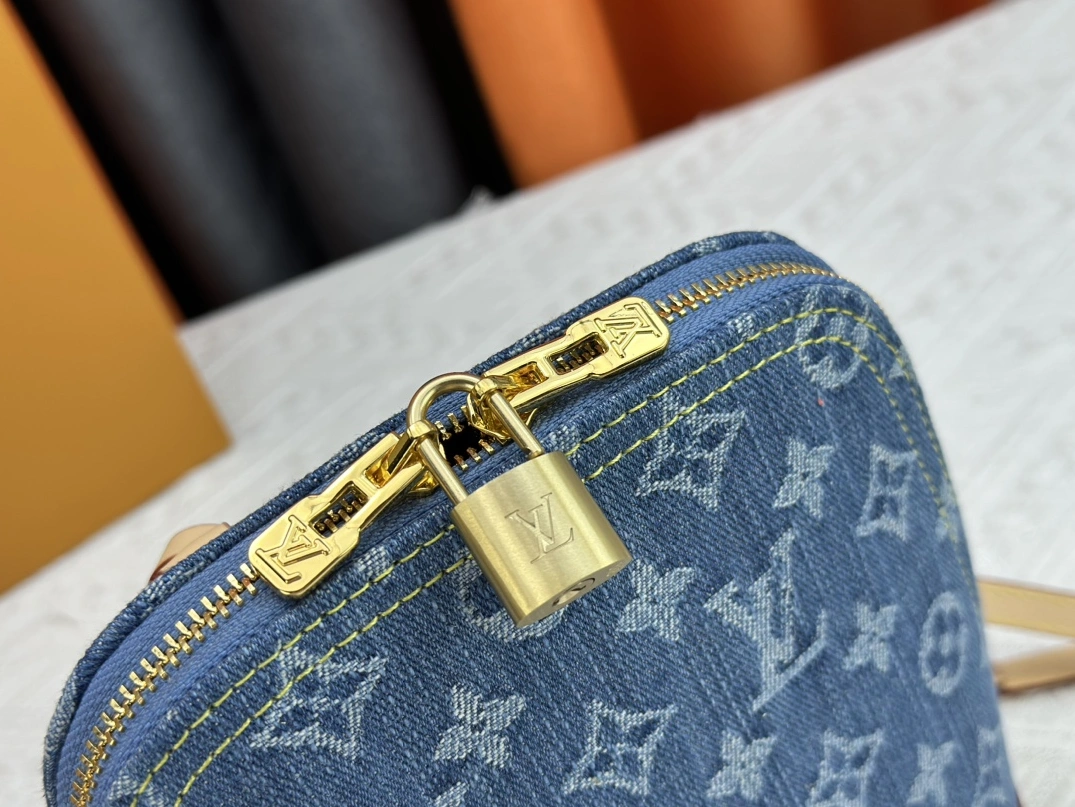 Louis Vuitton AAA Quality Backpacks For Women Sleek 9921 - Image 6