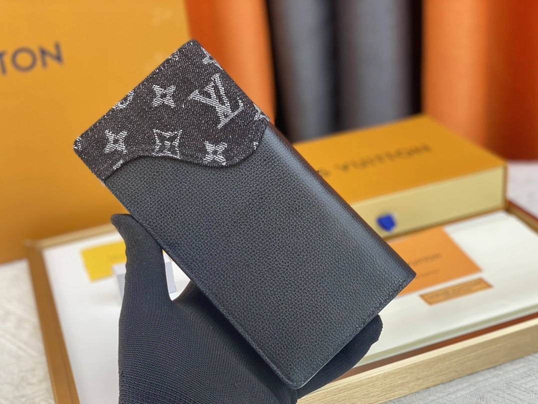 Louis Vuitton AAA Quality Card Case GoAnywhere 7204