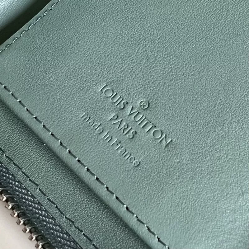 Louis Vuitton AAA Quality Card Case ModernLook 3095 - Image 6