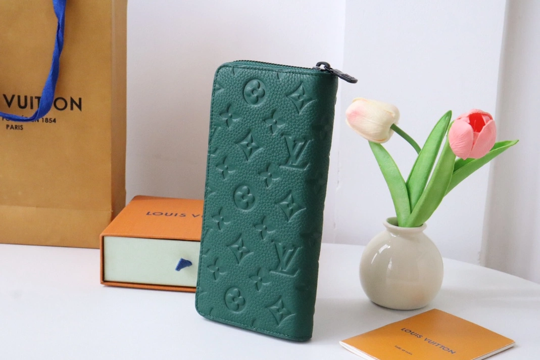 Louis Vuitton AAA Quality Card Case Timeless 5727