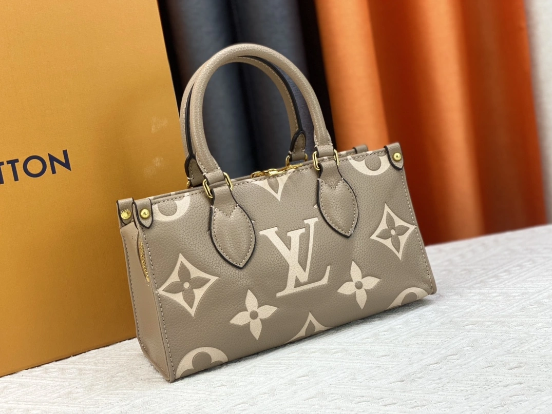 Louis Vuitton AAA Quality Handbags For Women Trendsetting 4587