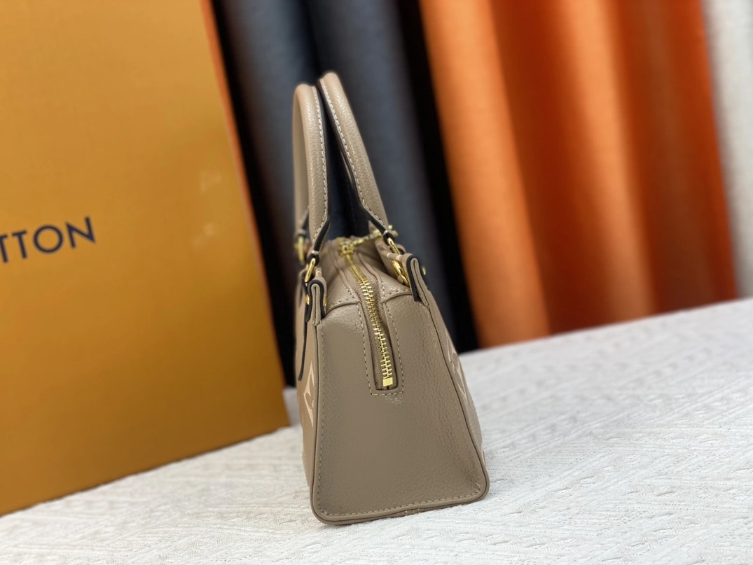 Louis Vuitton AAA Quality Handbags For Women Trendsetting 4587 - Image 3