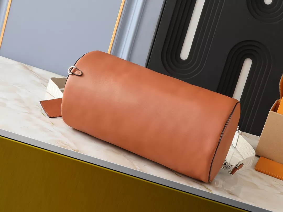 Louis Vuitton AAA Quality Messenger Bags For Unisex Cozy 605 - Image 4