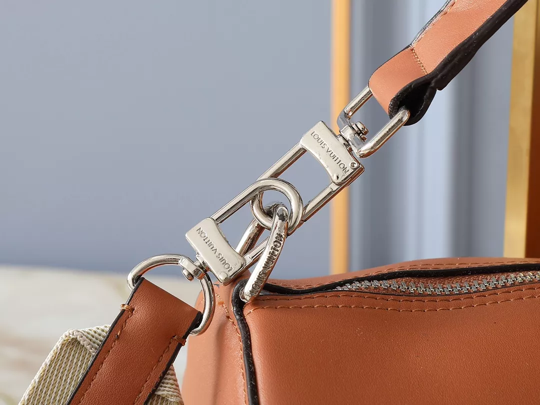 Louis Vuitton AAA Quality Messenger Bags For Unisex Cozy 605 - Image 5