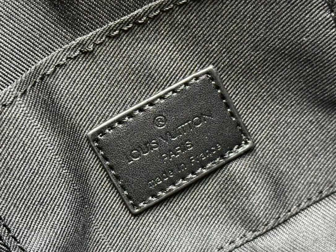 Louis Vuitton AAA Quality Messenger Bags For Unisex Popular 5218 - Image 7