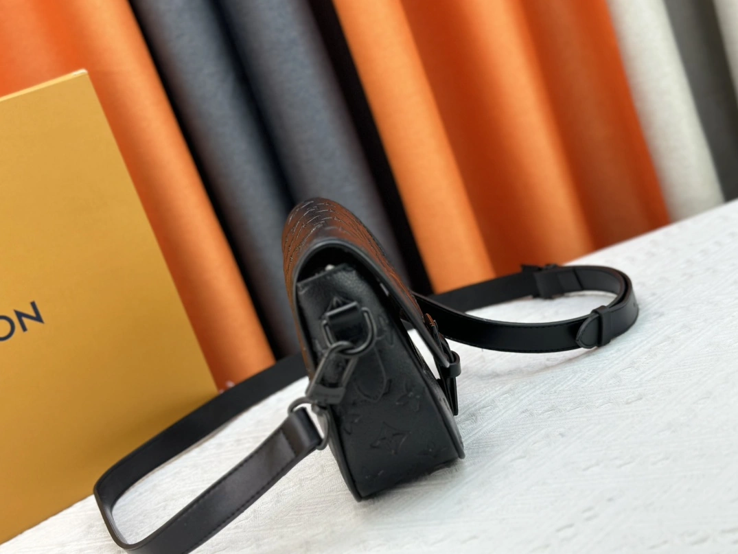 Louis Vuitton AAA Quality Messenger Bags For Unisex Refined 4635 - Image 3