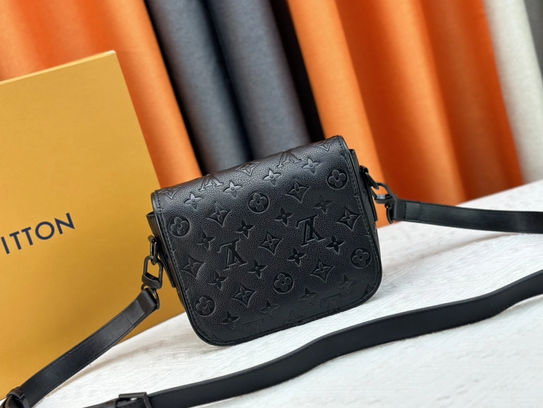 Louis Vuitton AAA Quality Messenger Bags For Unisex Refined 4635 - Image 4