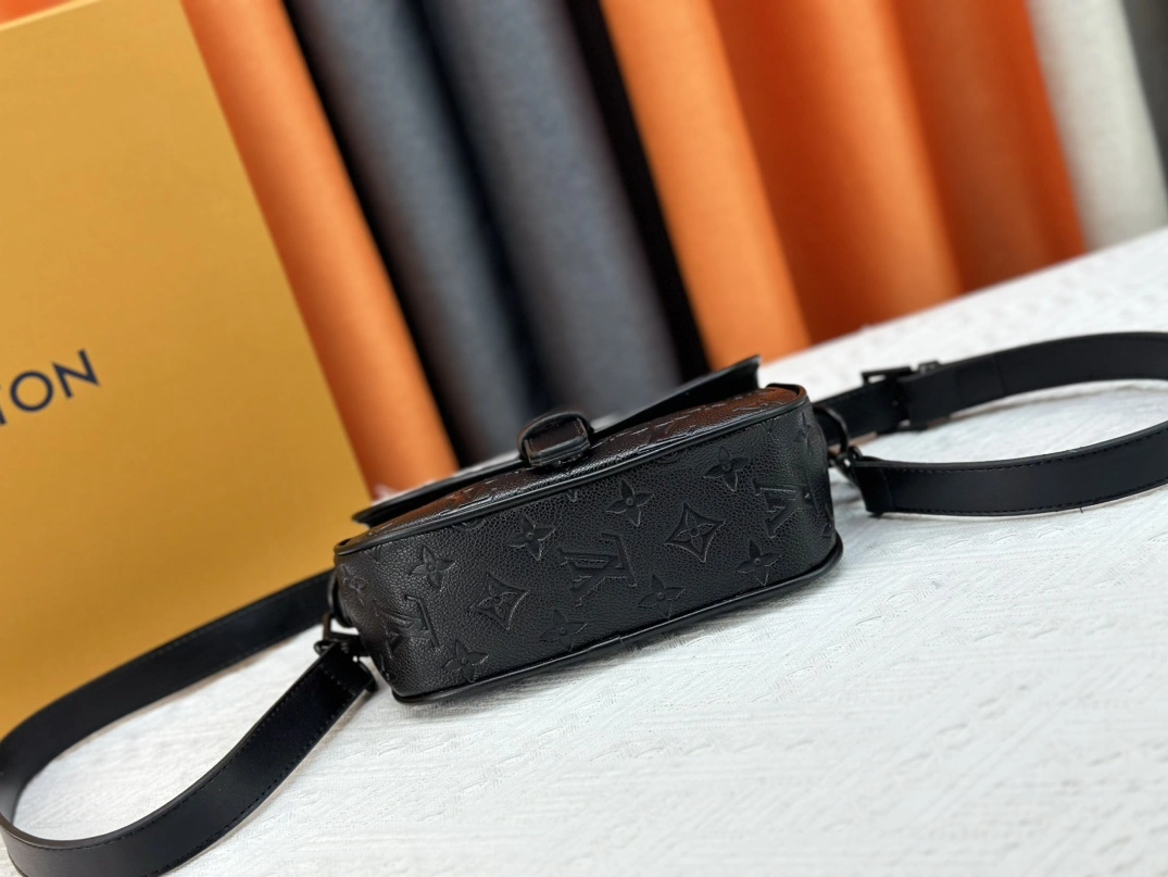 Louis Vuitton AAA Quality Messenger Bags For Unisex Refined 4635 - Image 5