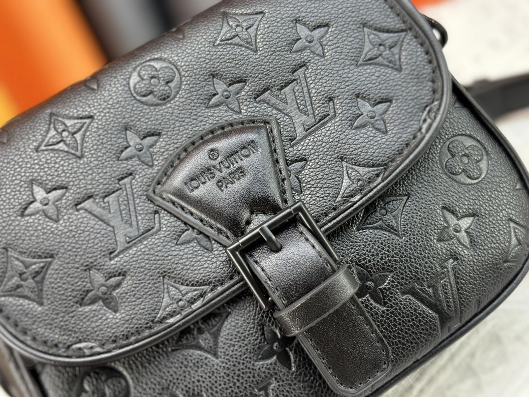 Louis Vuitton AAA Quality Messenger Bags For Unisex Refined 4635 - Image 6