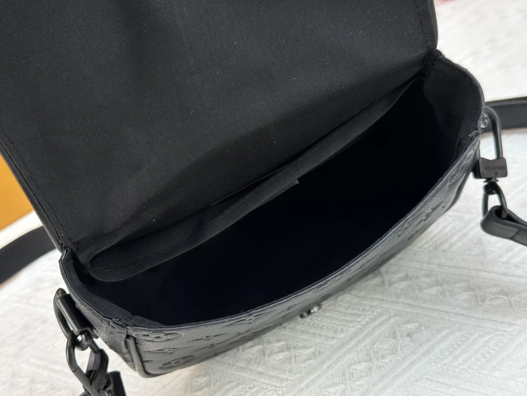 Louis Vuitton AAA Quality Messenger Bags For Unisex Refined 4635 - Image 8