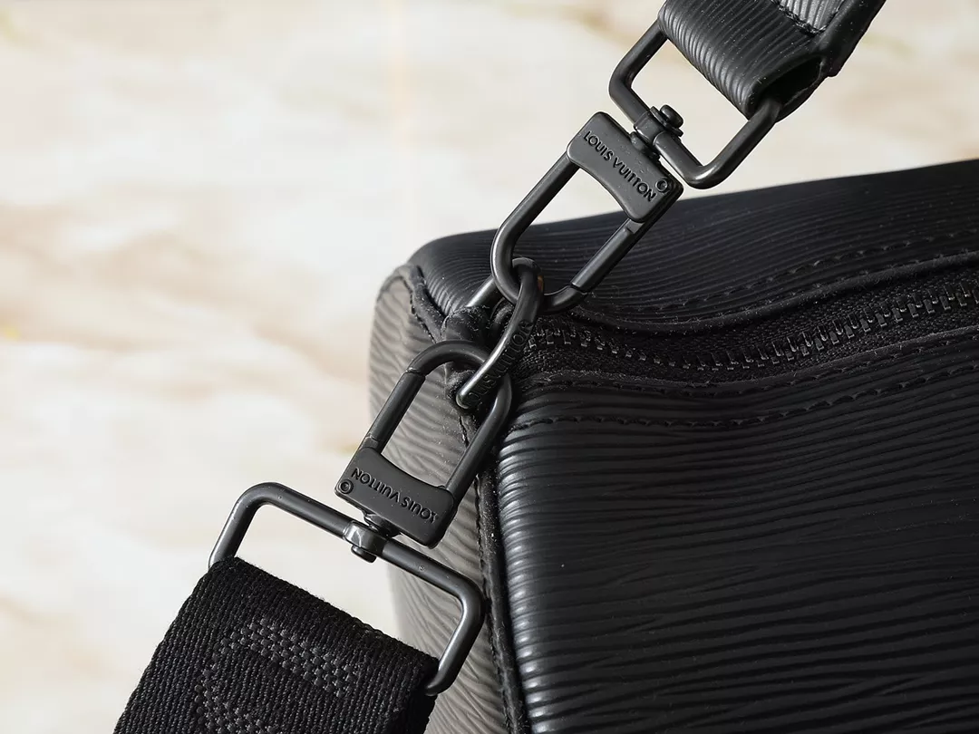 Louis Vuitton AAA Quality Messenger Bags For Unisex Sleek 1131 - Image 5