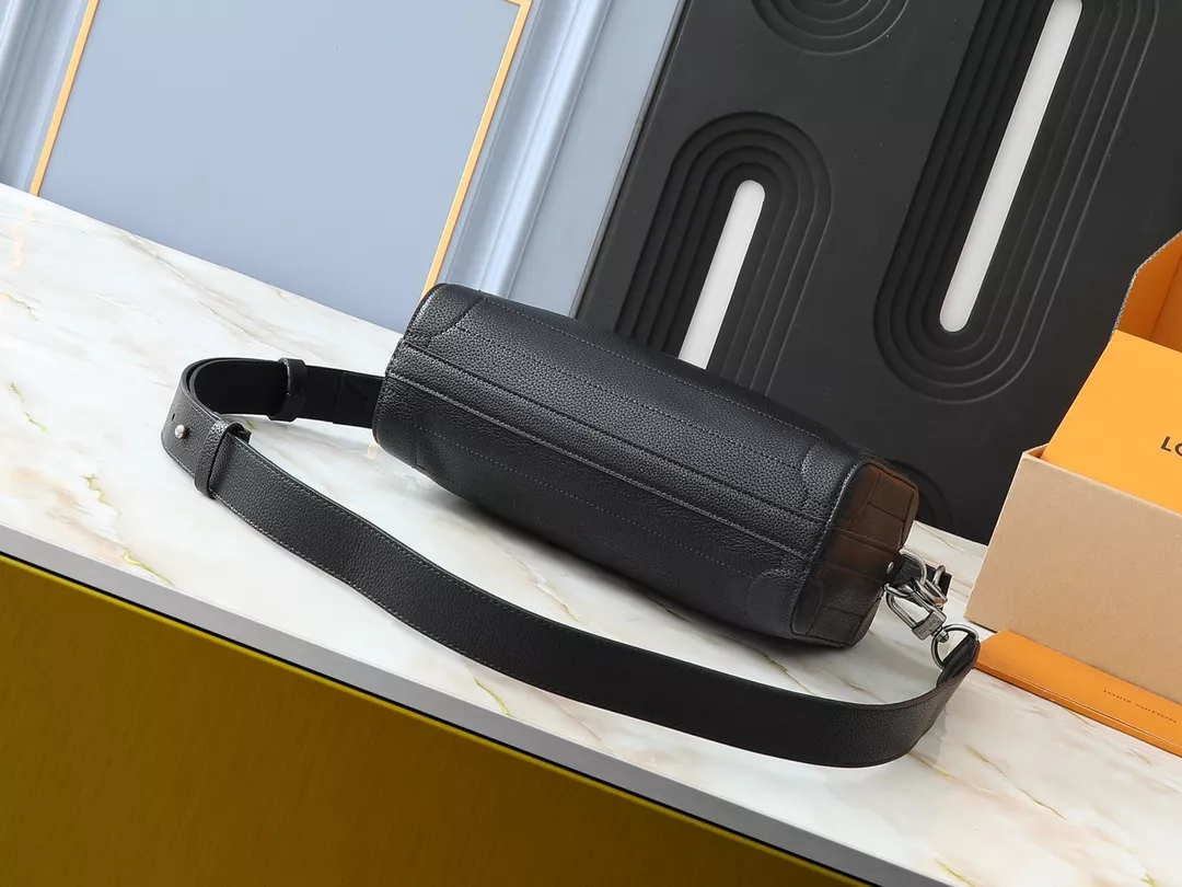 Louis Vuitton AAA Quality Messenger Bags For Unisex UrbanStyle 1980 - Image 4