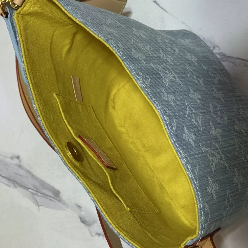 Louis Vuitton AAA Quality Messenger Bags For Women AllSeason 9654 - Image 8
