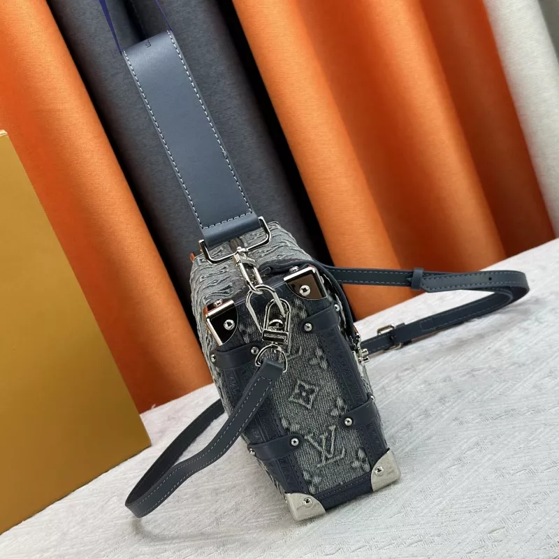 Louis Vuitton AAA Quality Messenger Bags For Women Bright 434 - Image 3