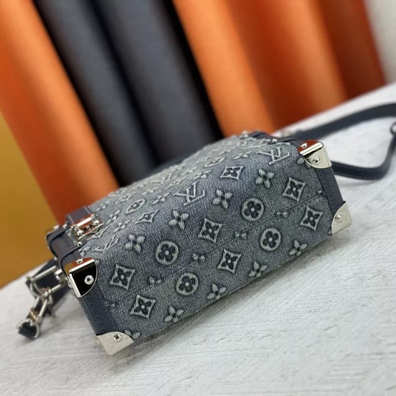 Louis Vuitton AAA Quality Messenger Bags For Women Bright 434 - Image 5