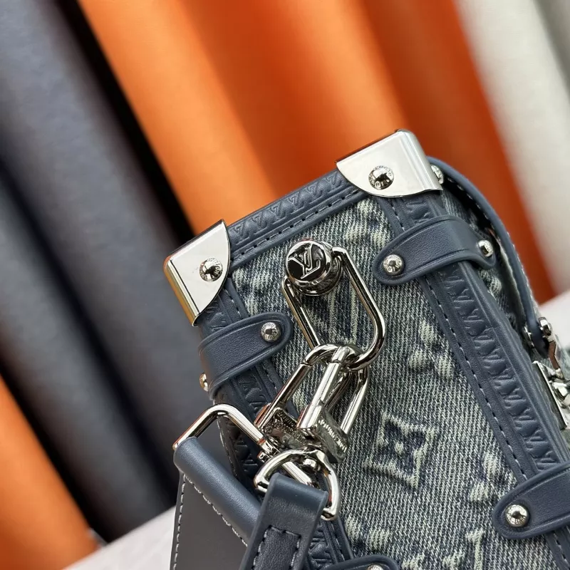 Louis Vuitton AAA Quality Messenger Bags For Women Bright 434 - Image 7