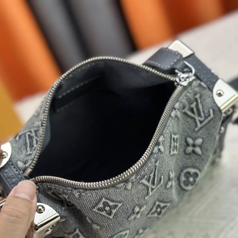 Louis Vuitton AAA Quality Messenger Bags For Women Bright 434 - Image 8