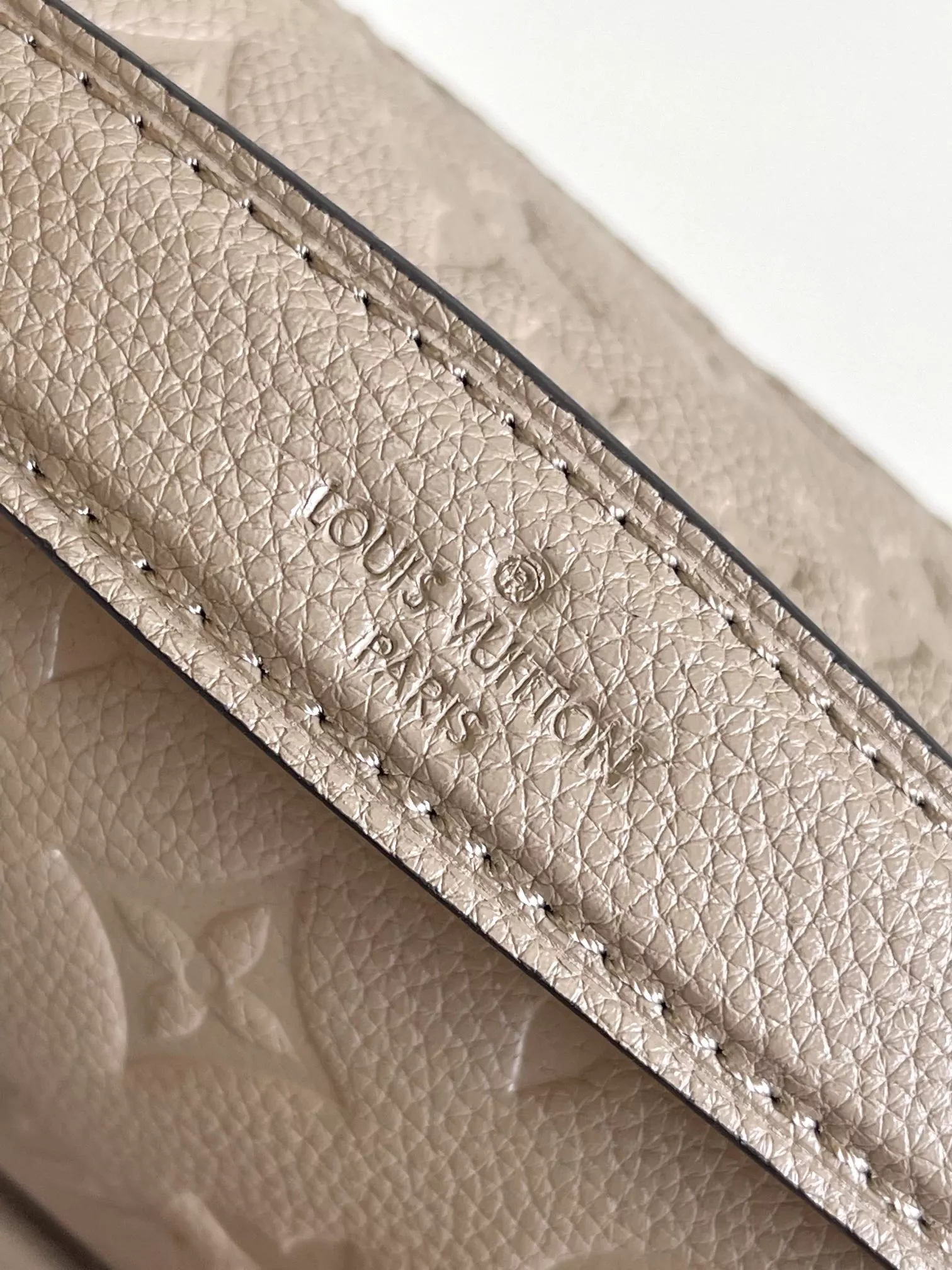 Louis Vuitton AAA Quality Messenger Bags For Women Elegant 1017 - Image 6