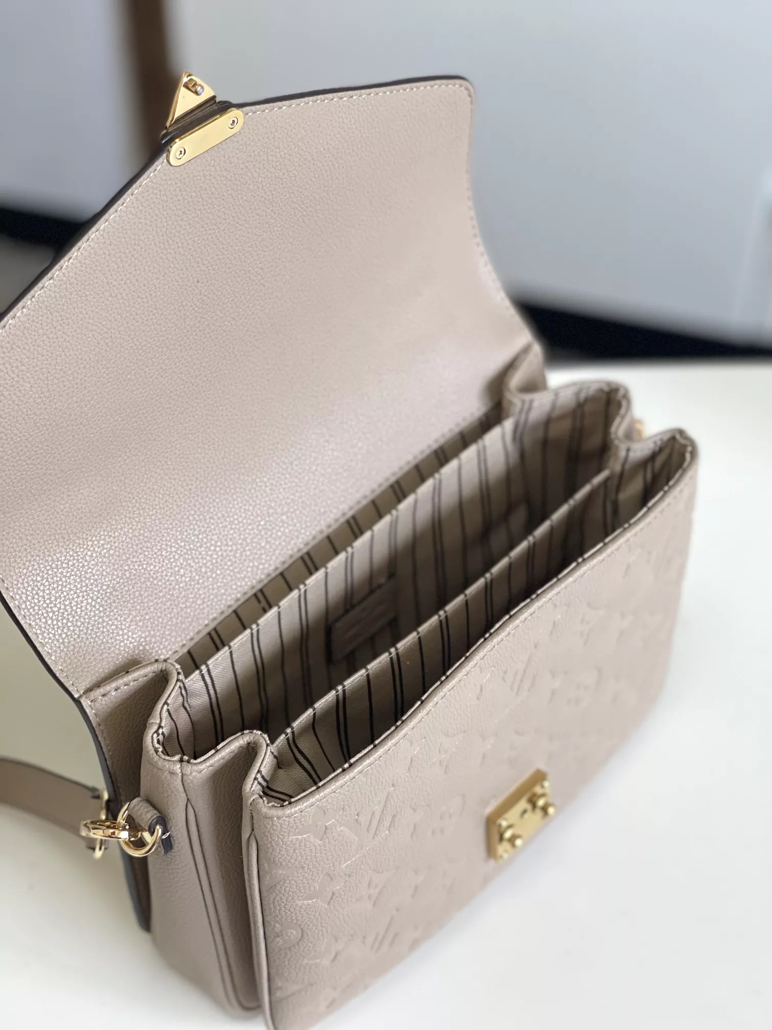 Louis Vuitton AAA Quality Messenger Bags For Women Elegant 1017 - Image 8