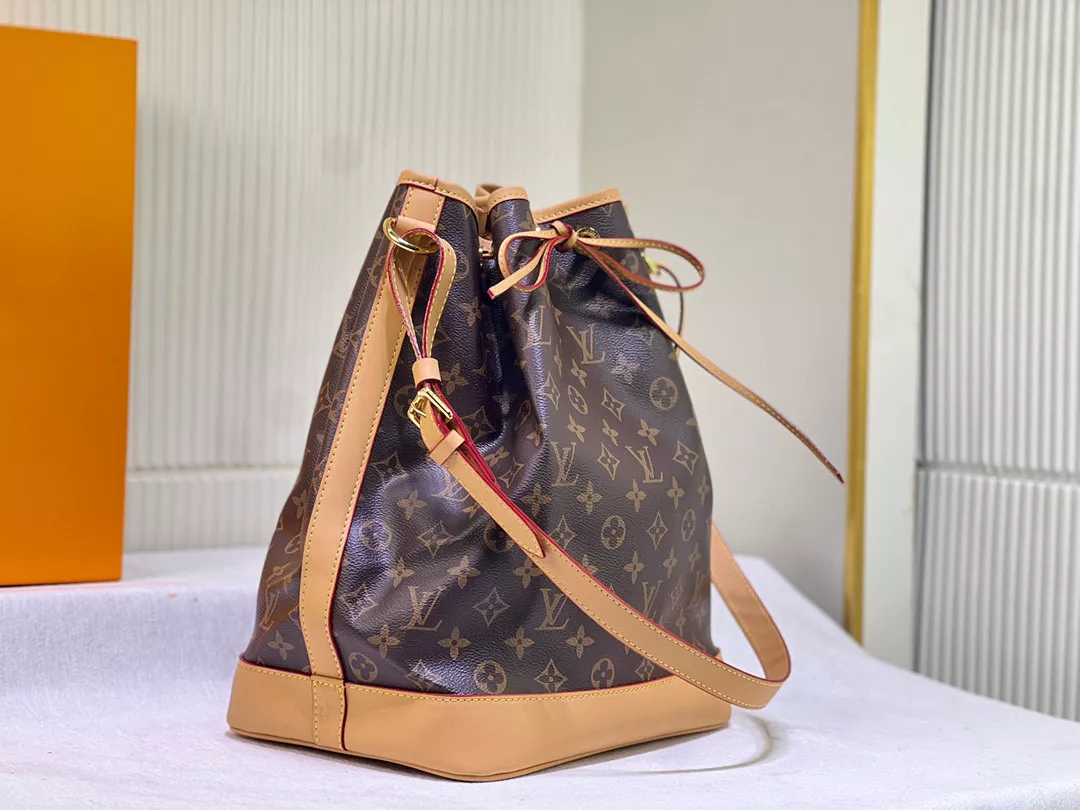 Louis Vuitton AAA Quality Messenger Bags For Women Lightweight 6060