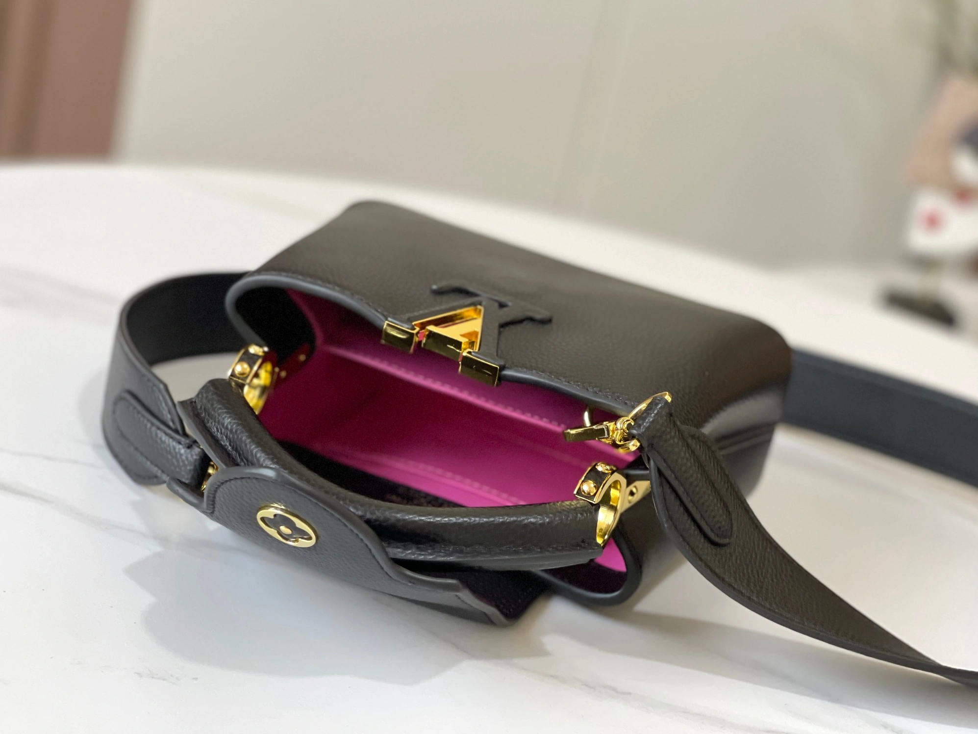 Louis Vuitton AAA Quality Messenger Bags For Women Minimalist 3116 - Image 8