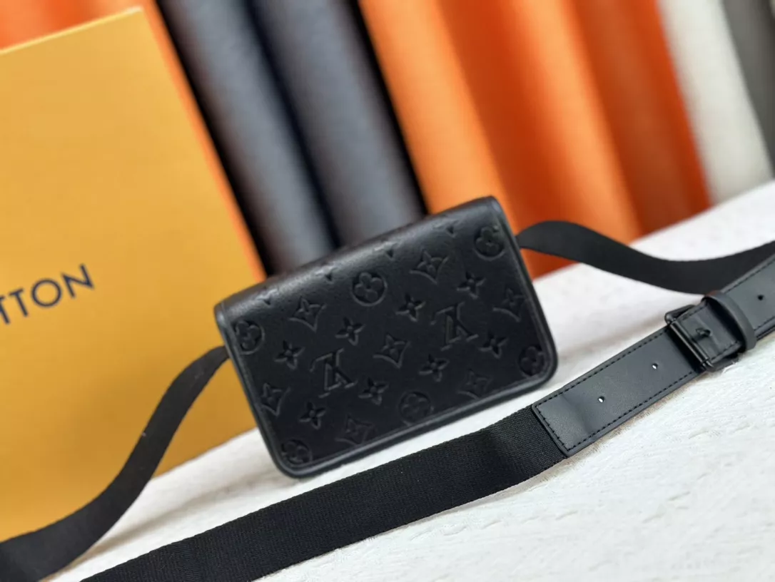 Louis Vuitton AAA Quality Messenger Bags For Women Refined 1476 - Image 3