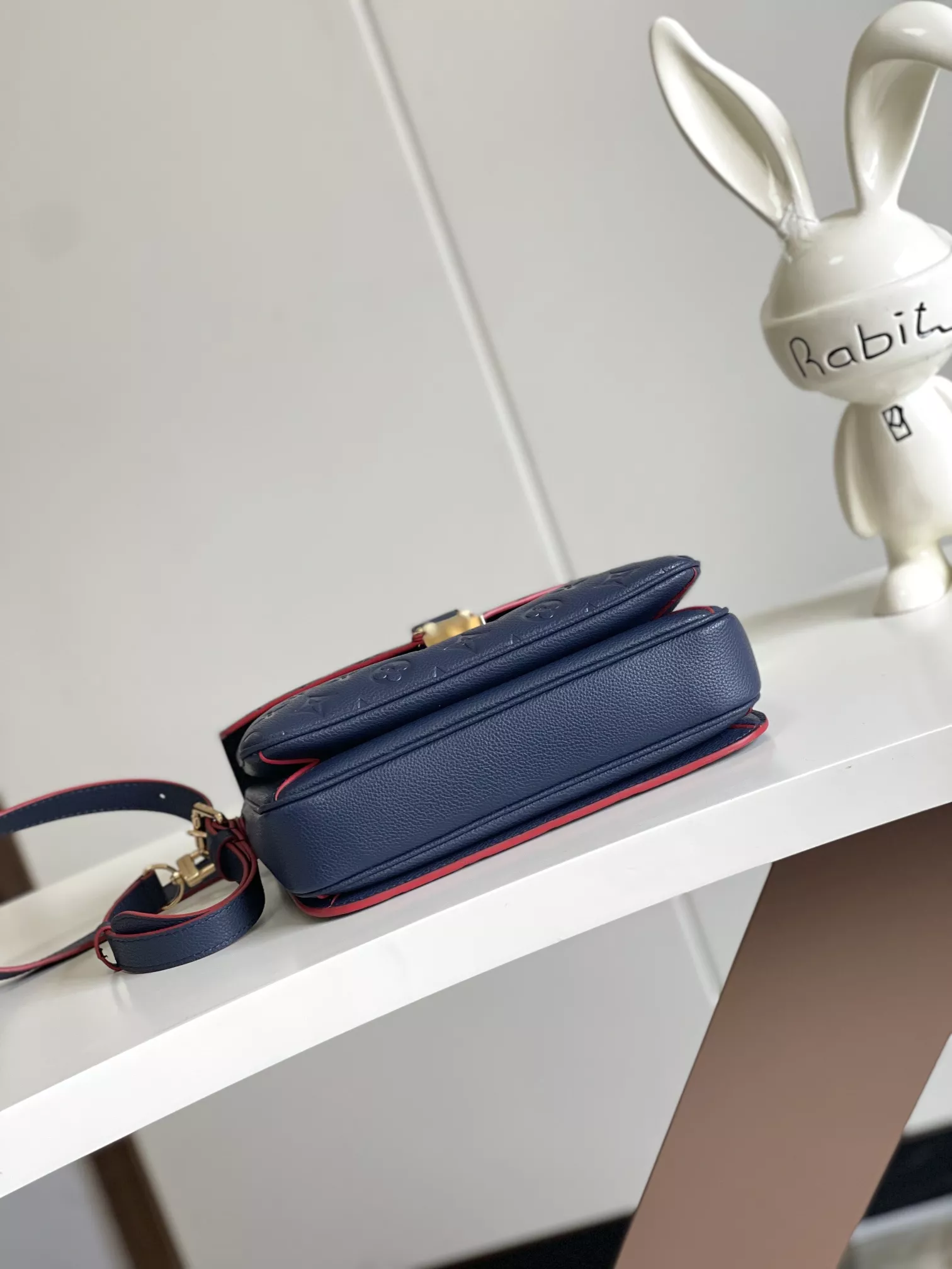 Louis Vuitton AAA Quality Messenger Bags For Women Stylish 1743 - Image 4