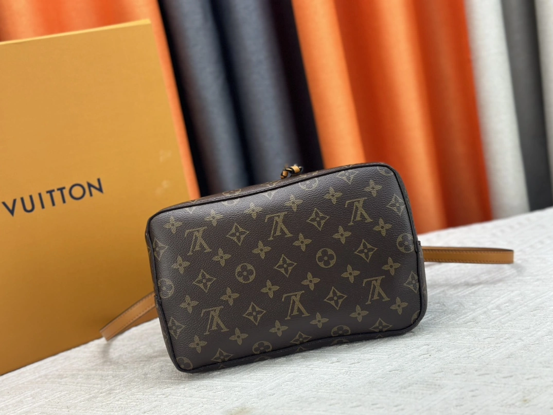Louis Vuitton AAA Quality Messenger Bags For Women Trendsetting 3634 - Image 4